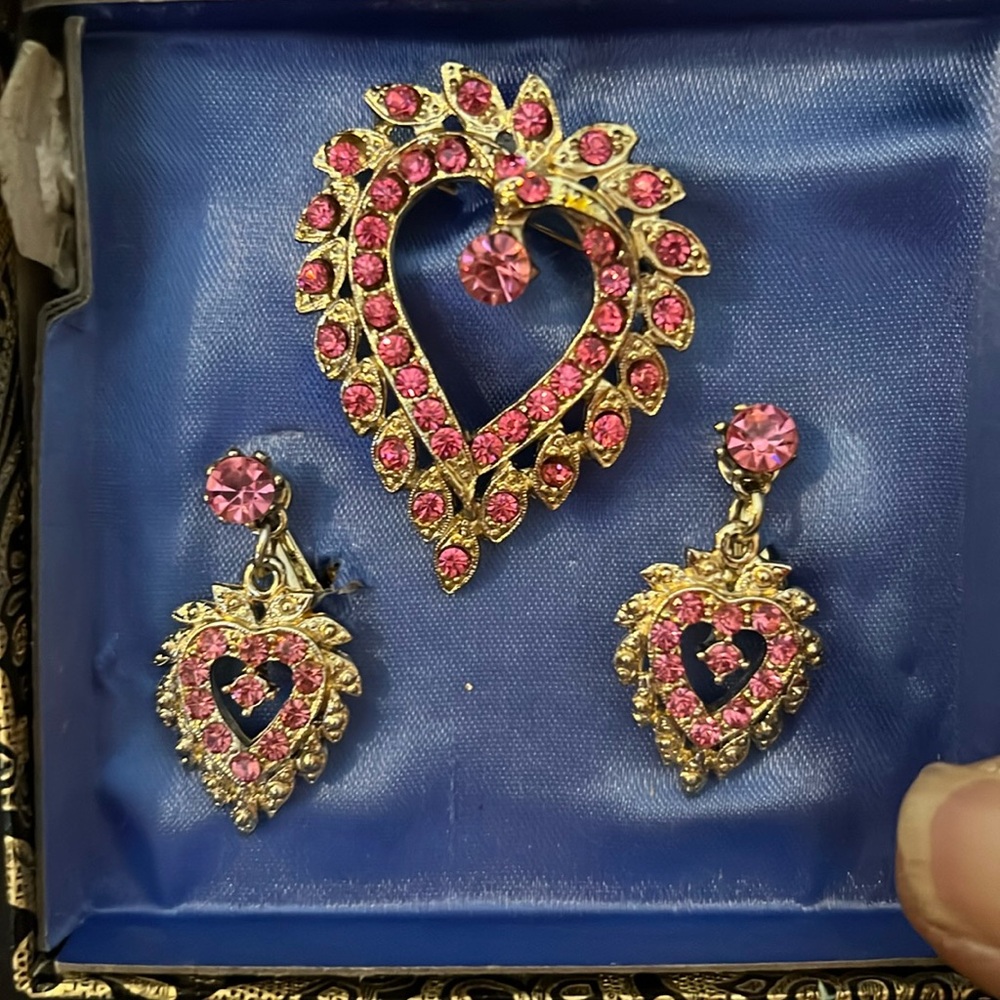 Vintage unmarked pink crystal heart brooch & clip on earrings